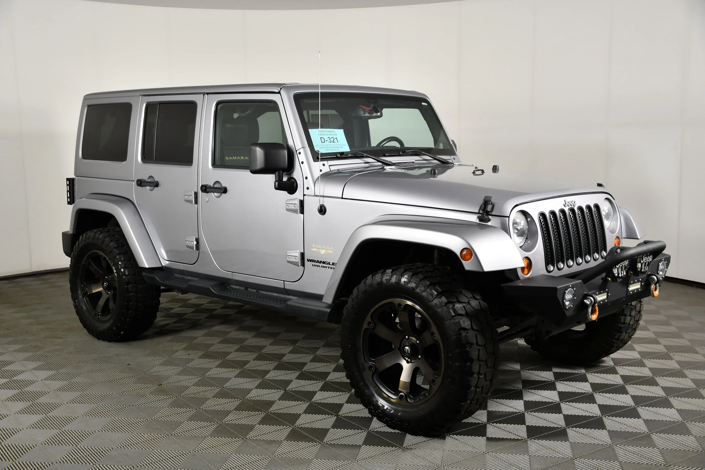 Used 2013 Billet Silver Metallic Jeep Sahara image 4