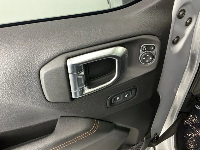 Used 2023 Silver Jeep Mojave image 13