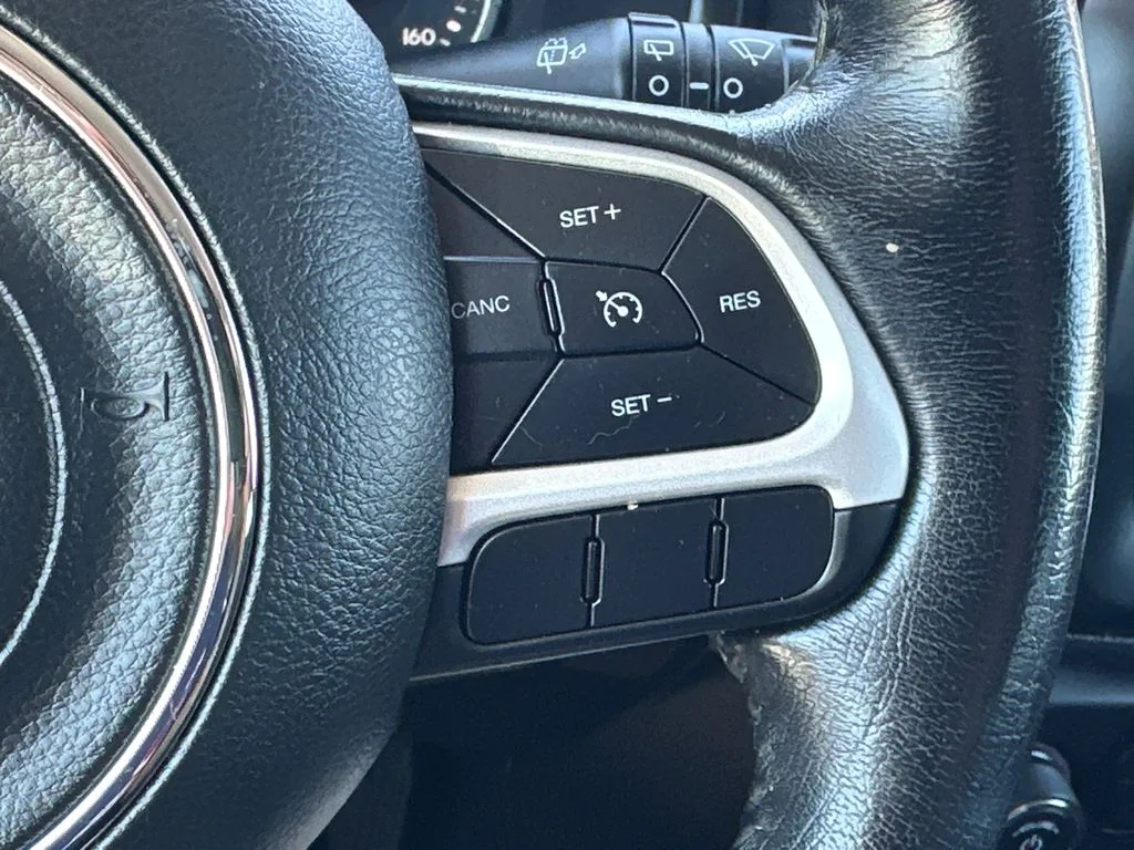 Used 2018 Red Jeep Latitude image 25