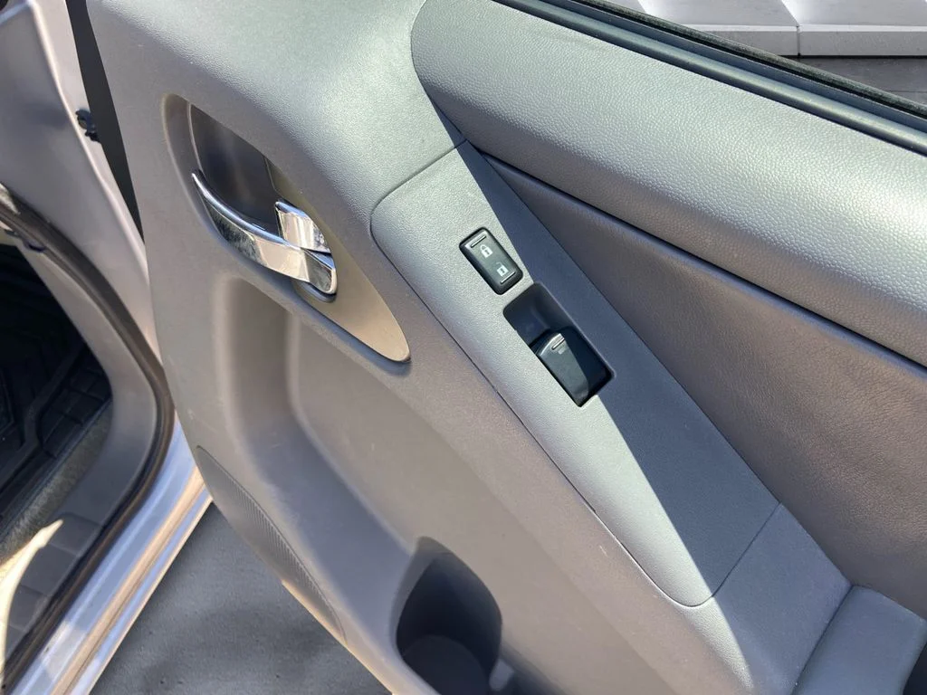 Used 2013 Silver Nissan SL image 12