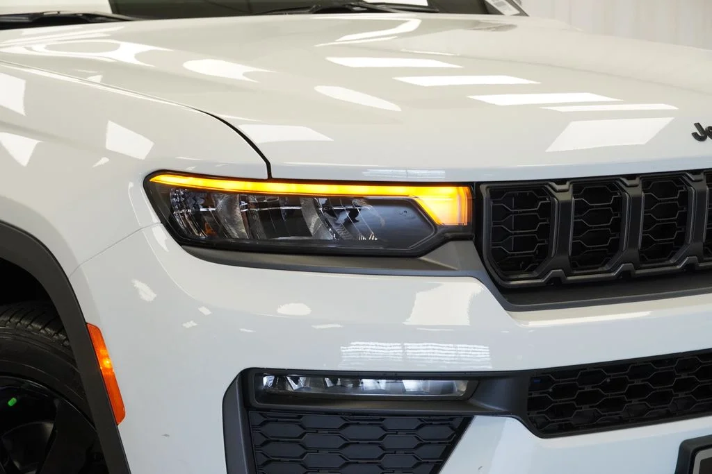 New 2026 Bright White Clear-Coat Exterior Paint Jeep Limited image 5