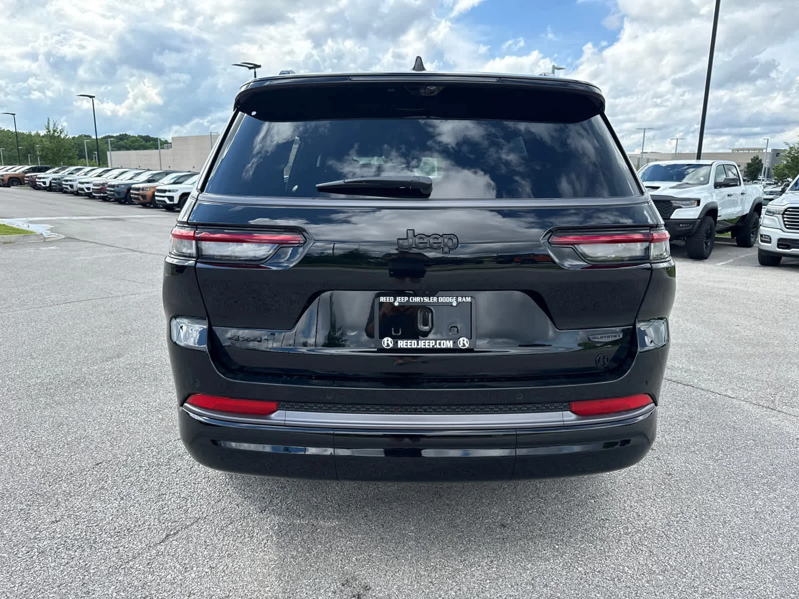 New 2026 Diamond Black Crystal Pearl-Coat Exterior Paint Jeep Laredo Altitude image 7