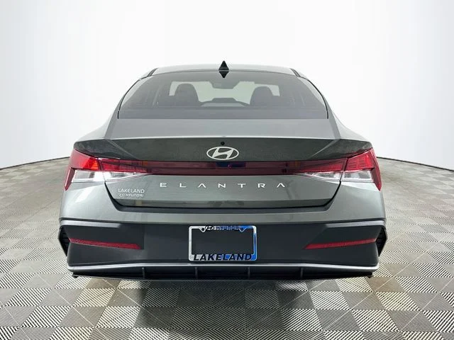 New 2026 Hyundai ELANTRA SE