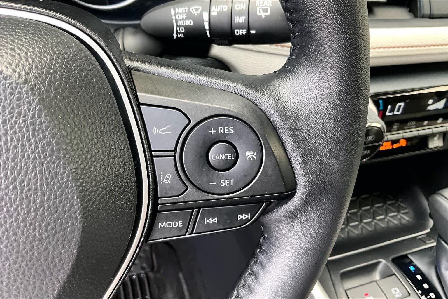 2025 Toyota RAV4 XLE - Photo 24