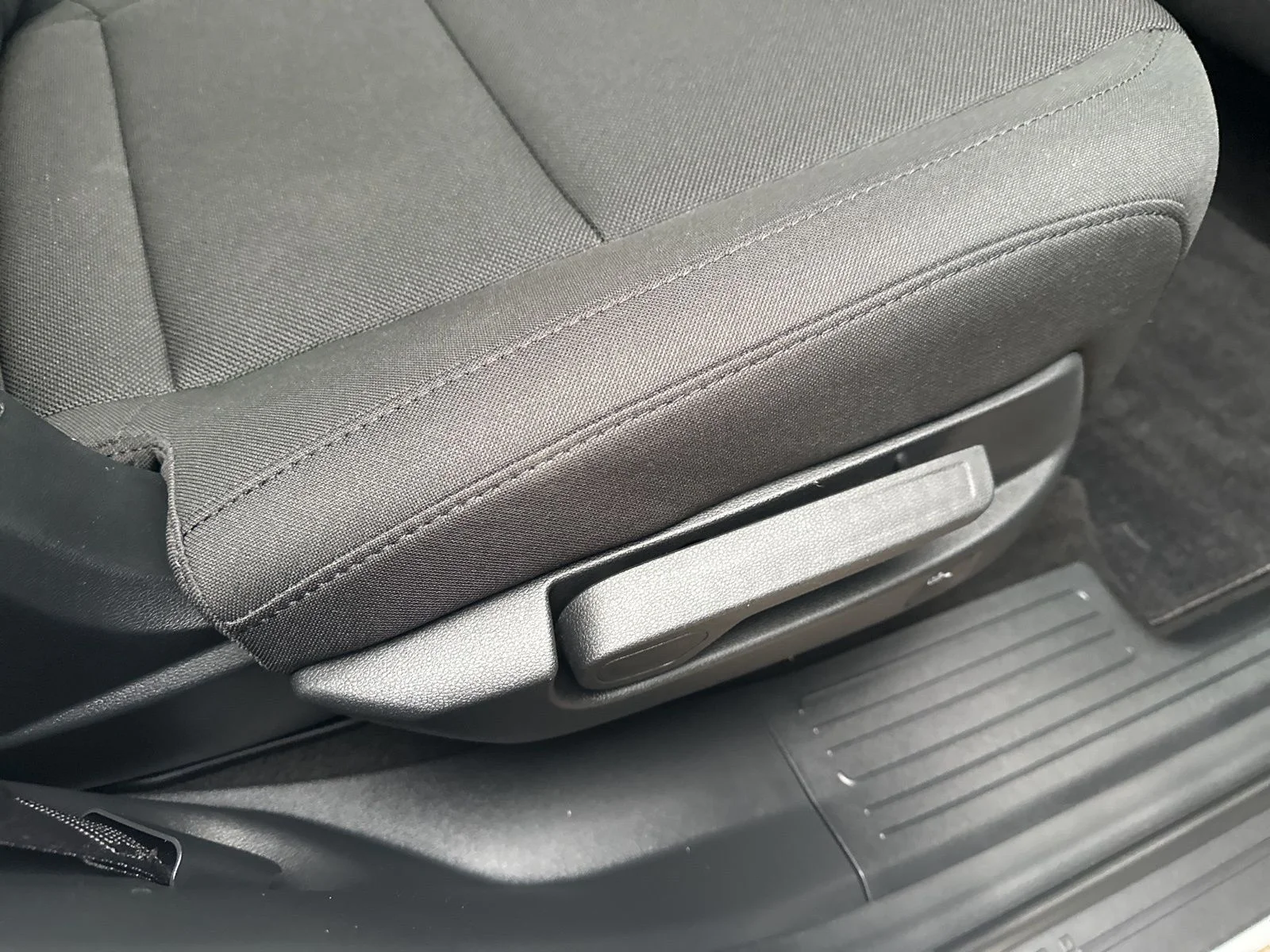 Used 2025 White Hyundai SE image 34