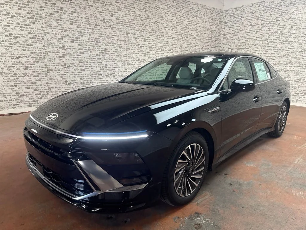 New 2026 Abyss Black Hyundai SEL image 3