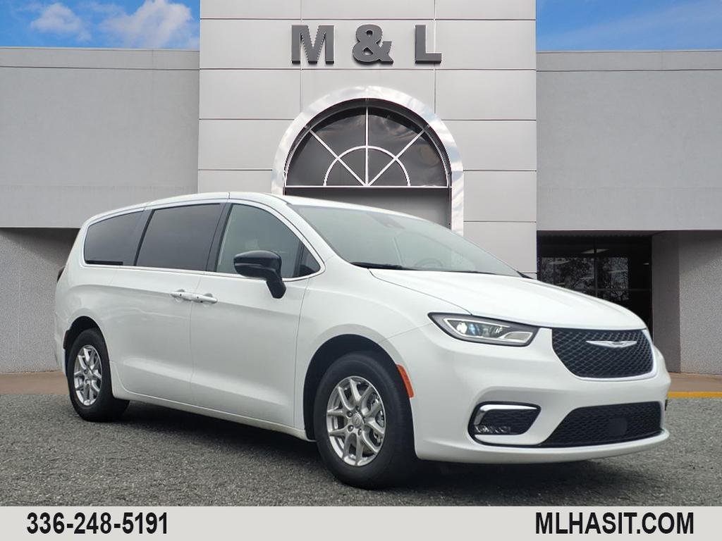 2026 Chrysler Pacifica Select's photo