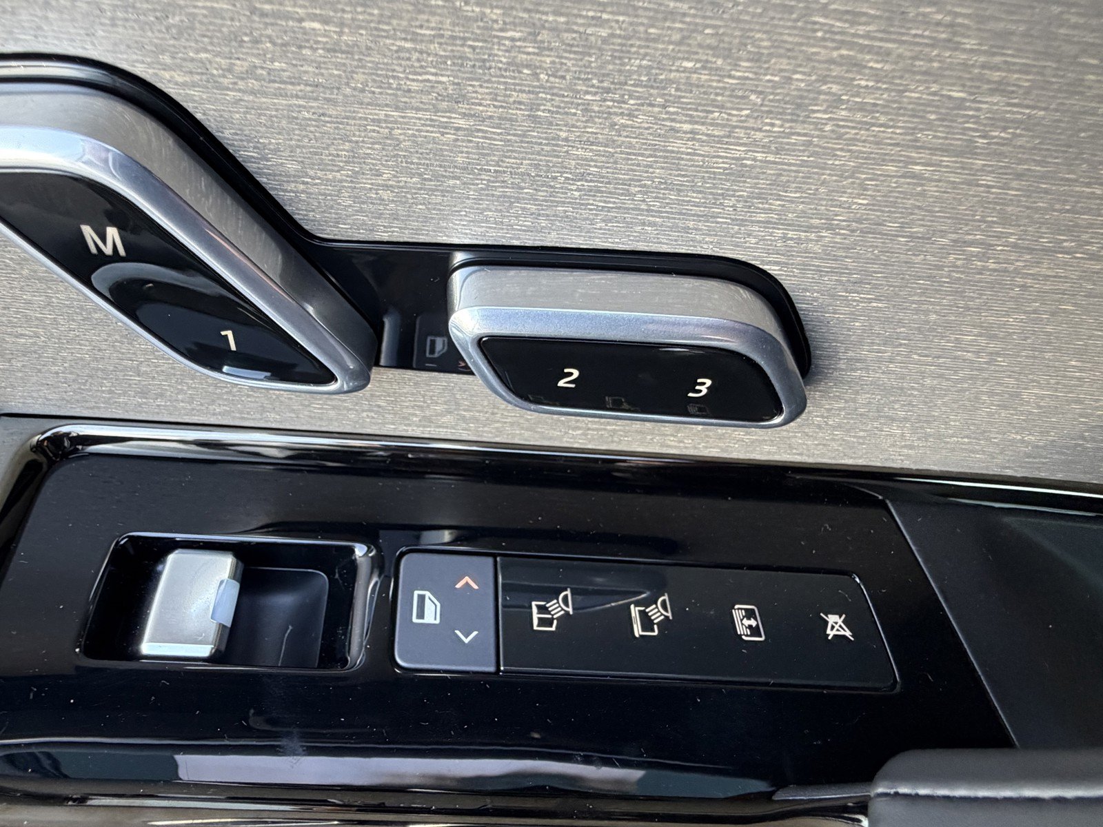 New 2026 Ostuni Pearl White Land Rover SV image 32