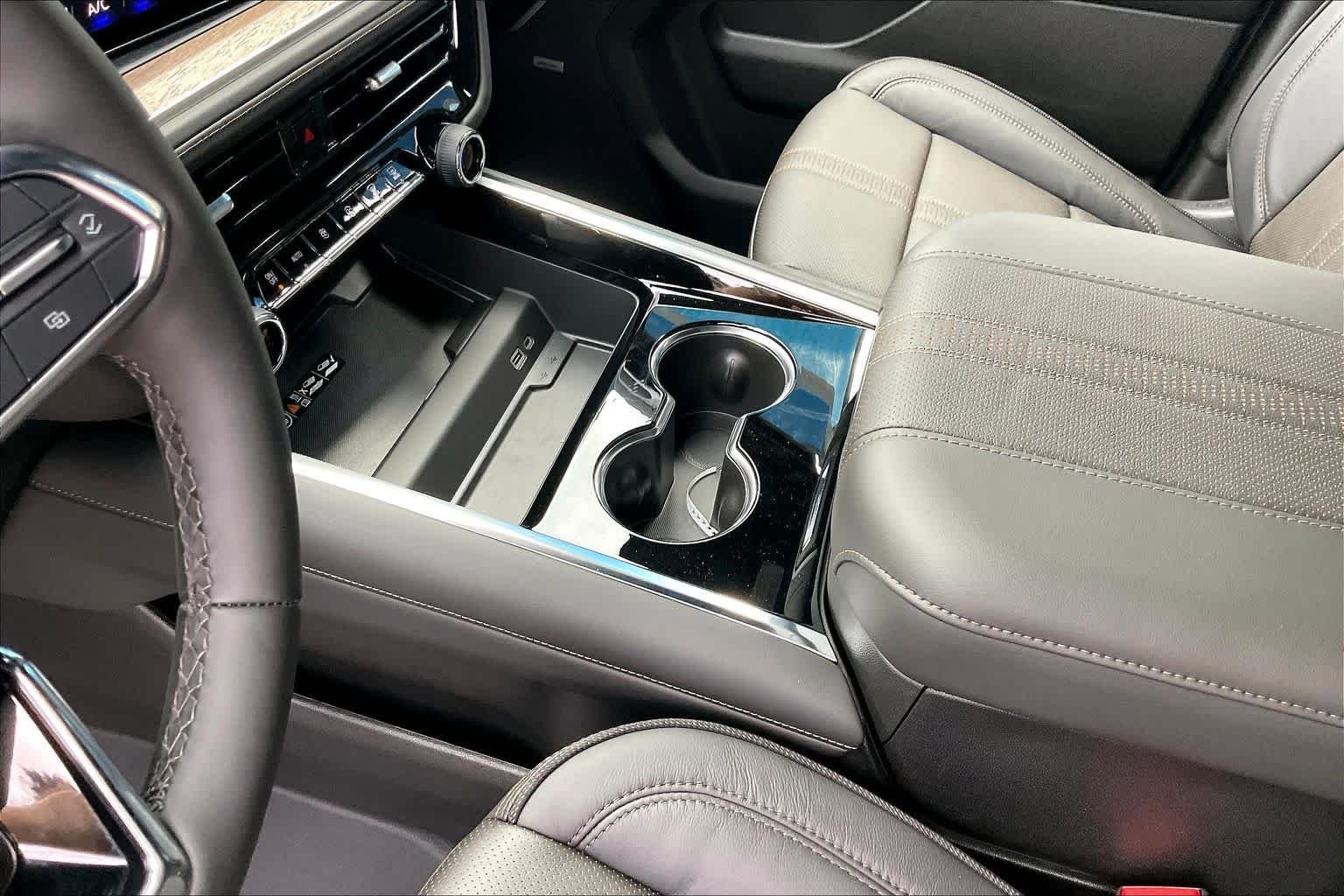 2026 Chevrolet Suburban High Country - Photo 7