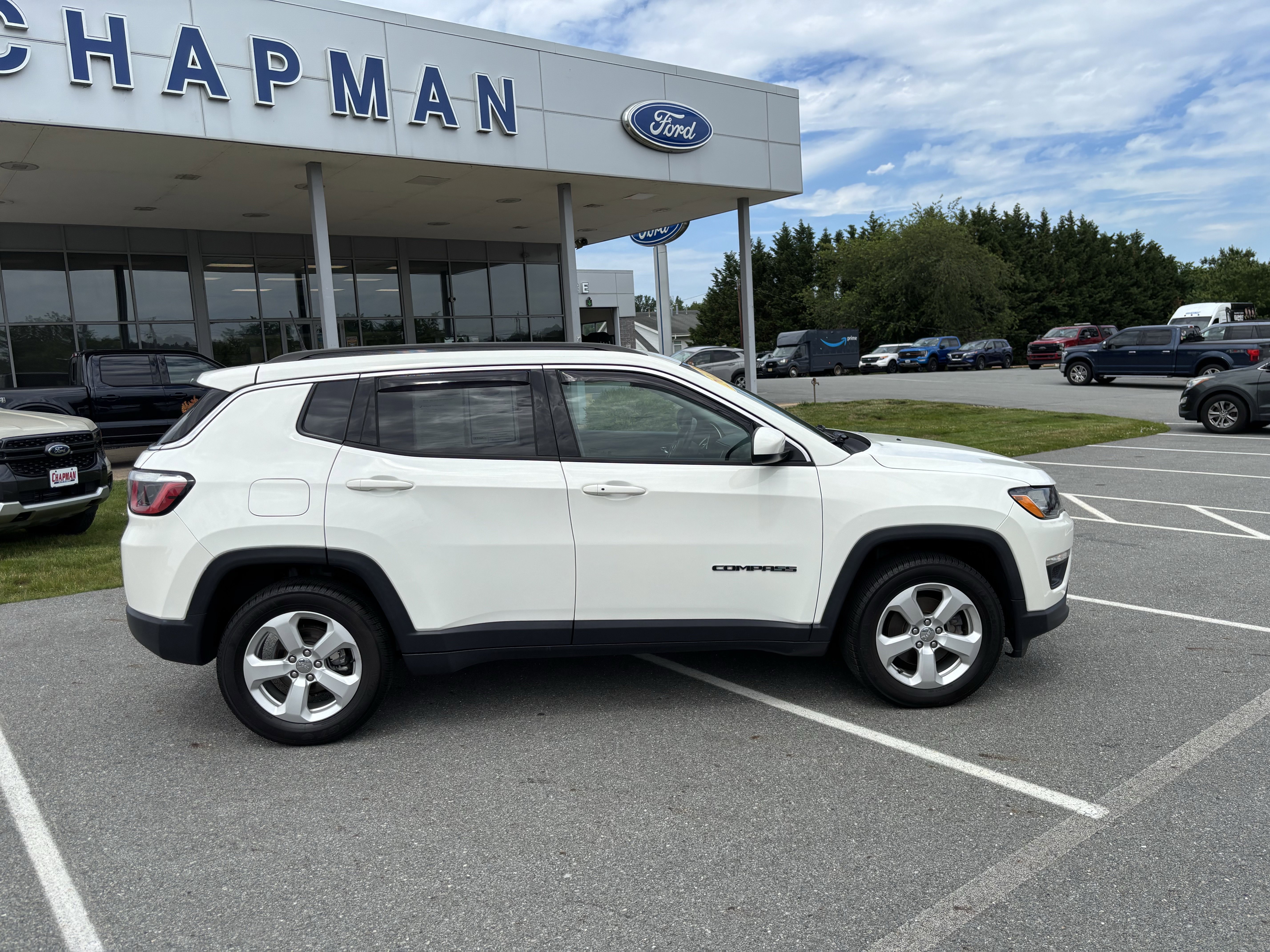 Used 2018 White Clearcoat Jeep Latitude image 8