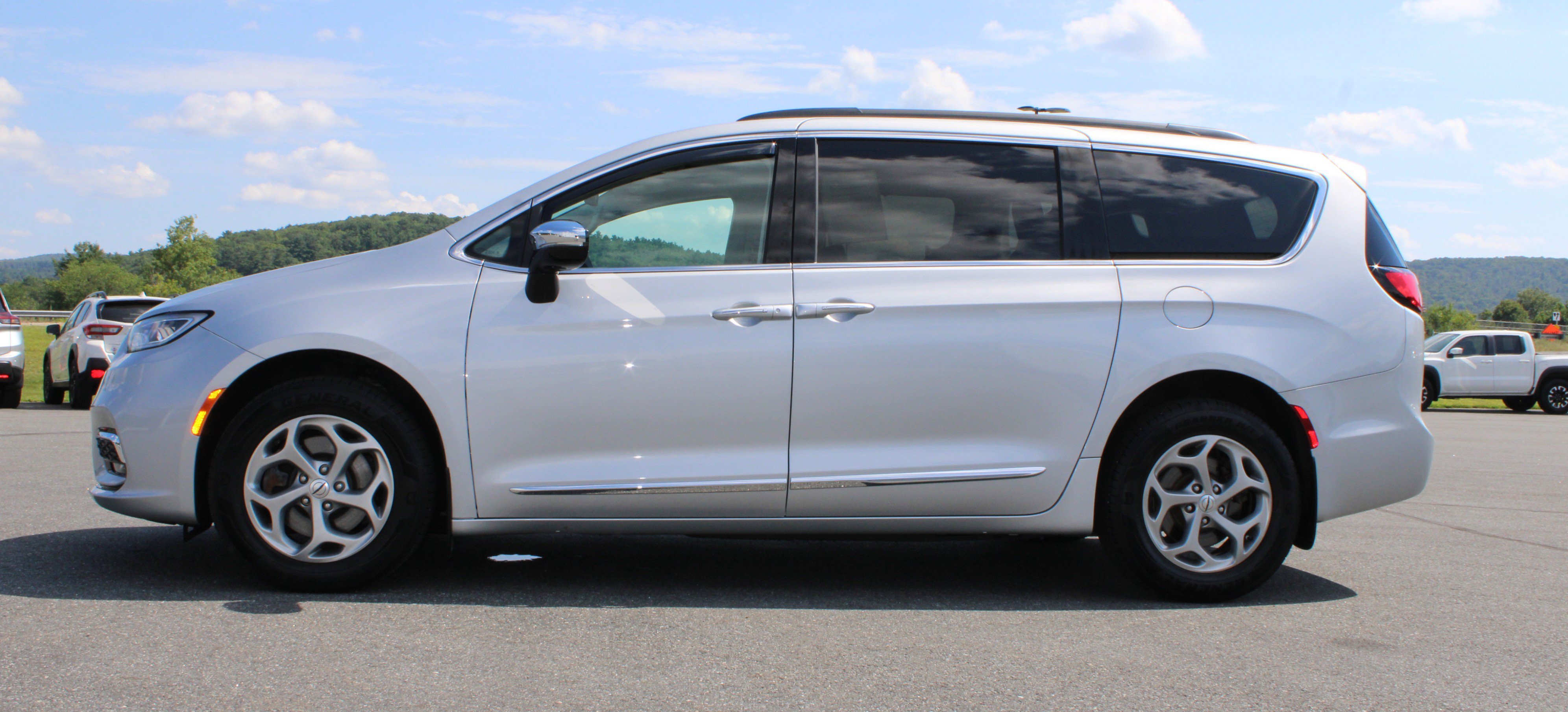 Used 2023 Silver Mist Clearcoat Chrysler Limited image 13