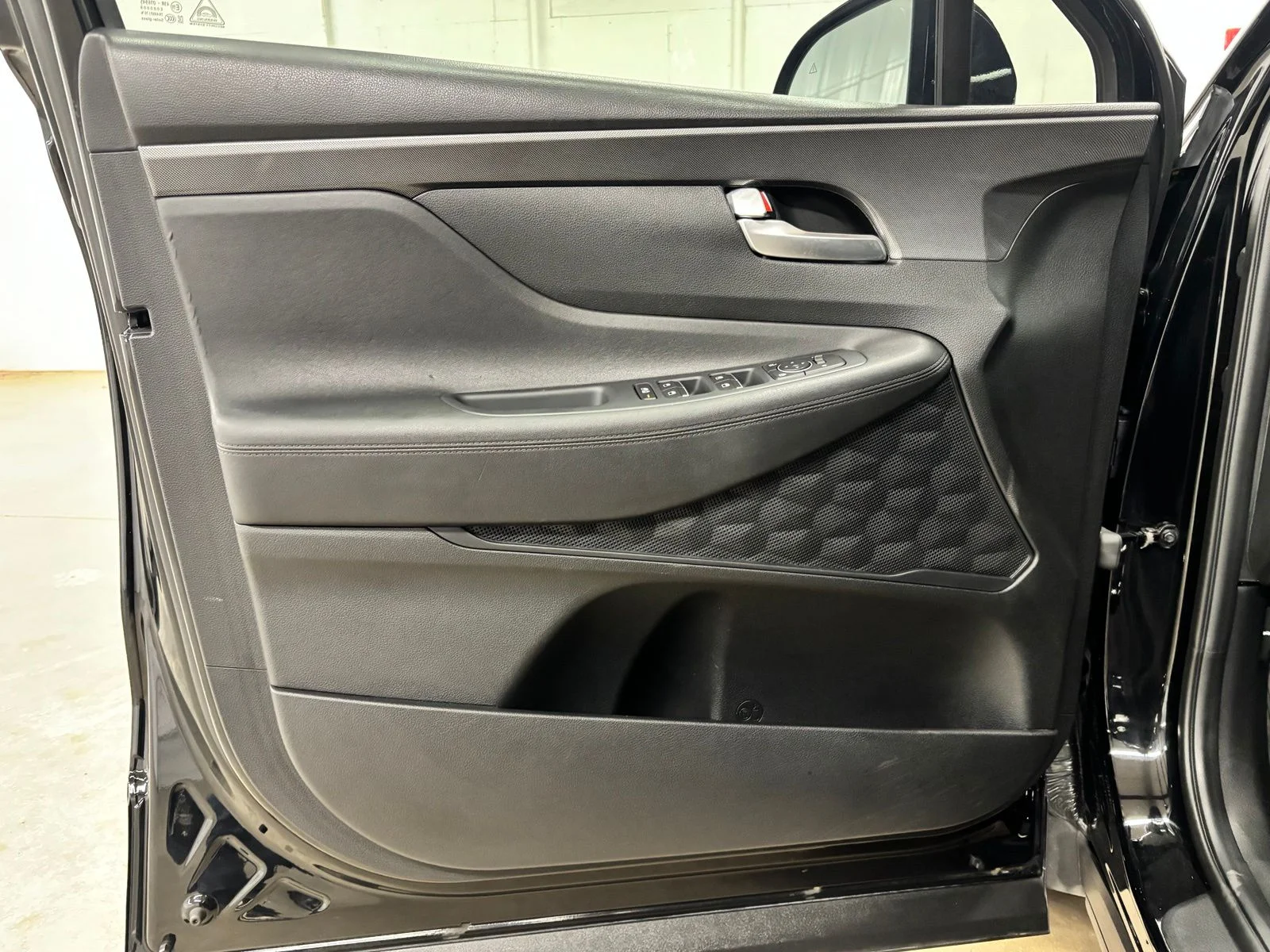 Used 2023 Black Hyundai SE image 18