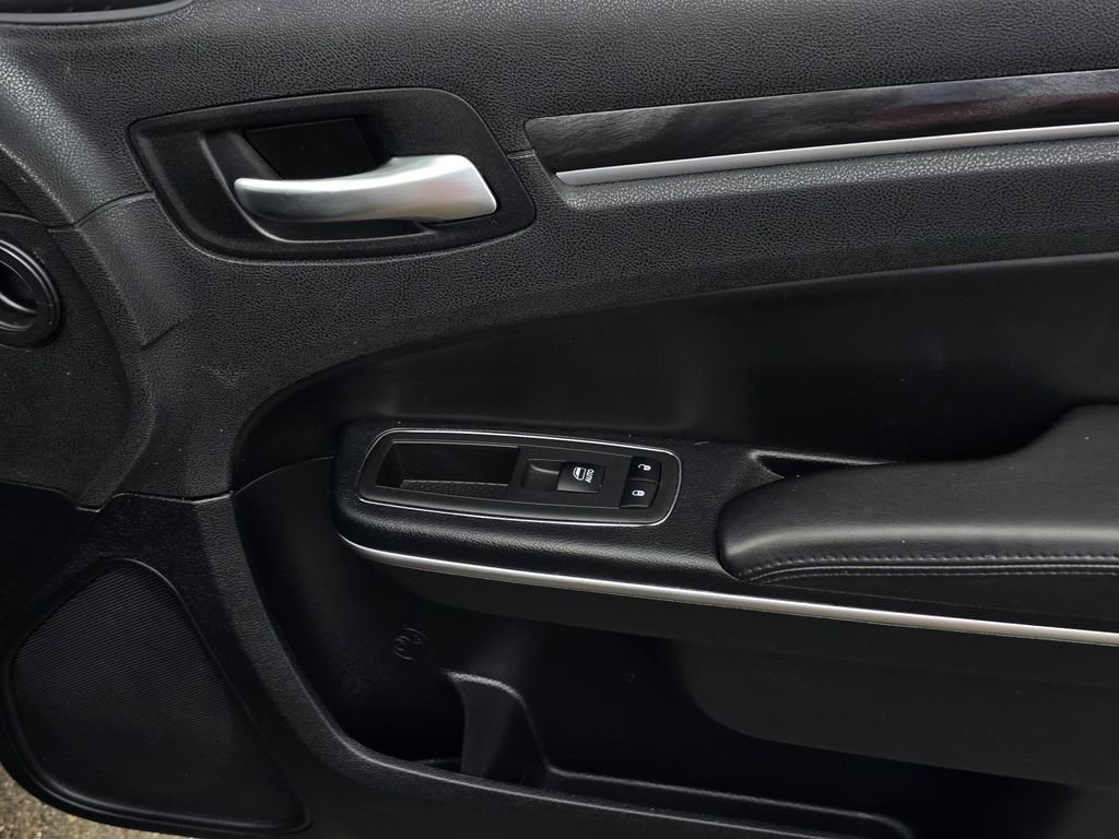 Used 2018 Gloss Black Chrysler Touring image 40
