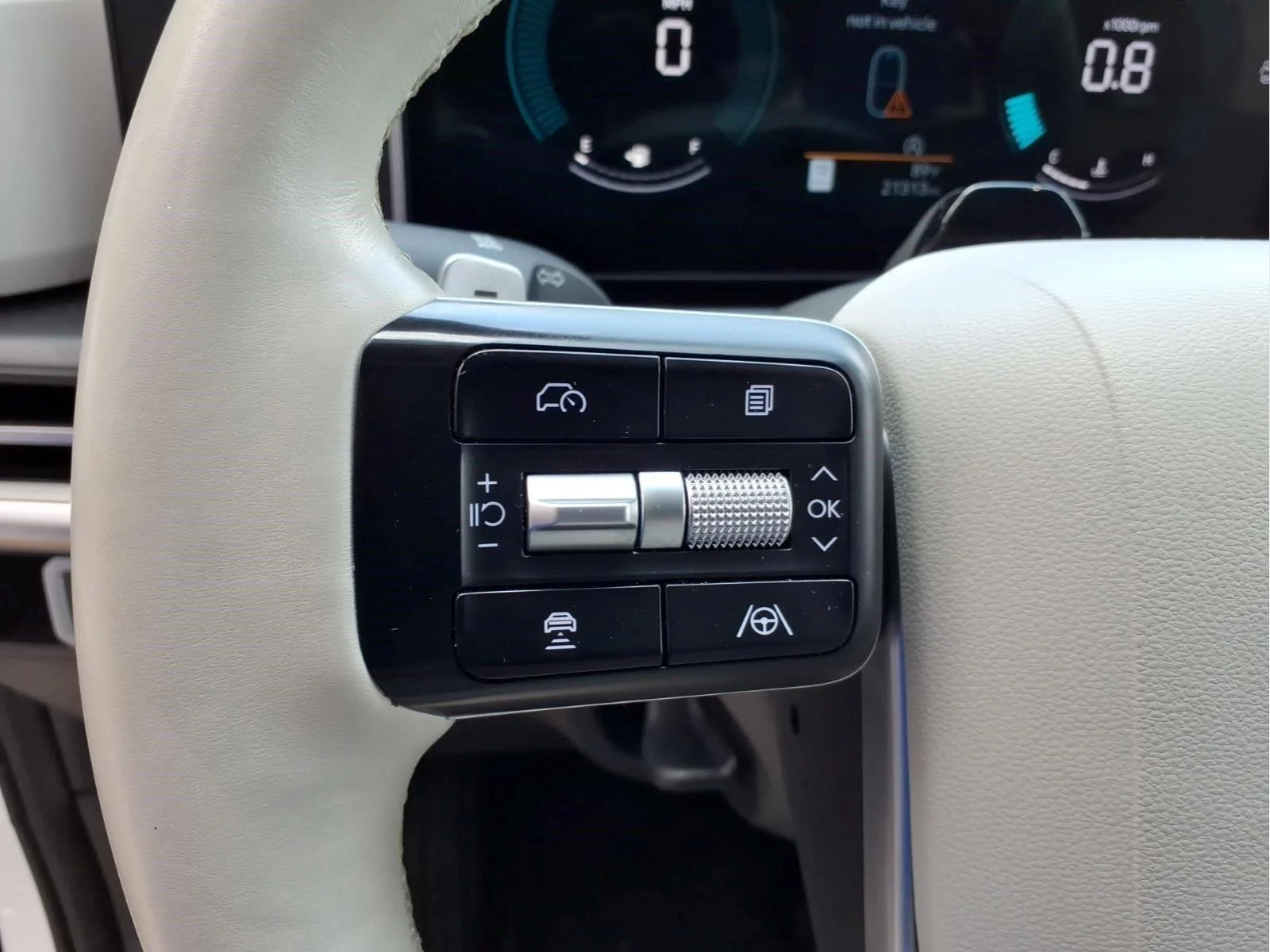 Used 2025  Hyundai SEL image 20
