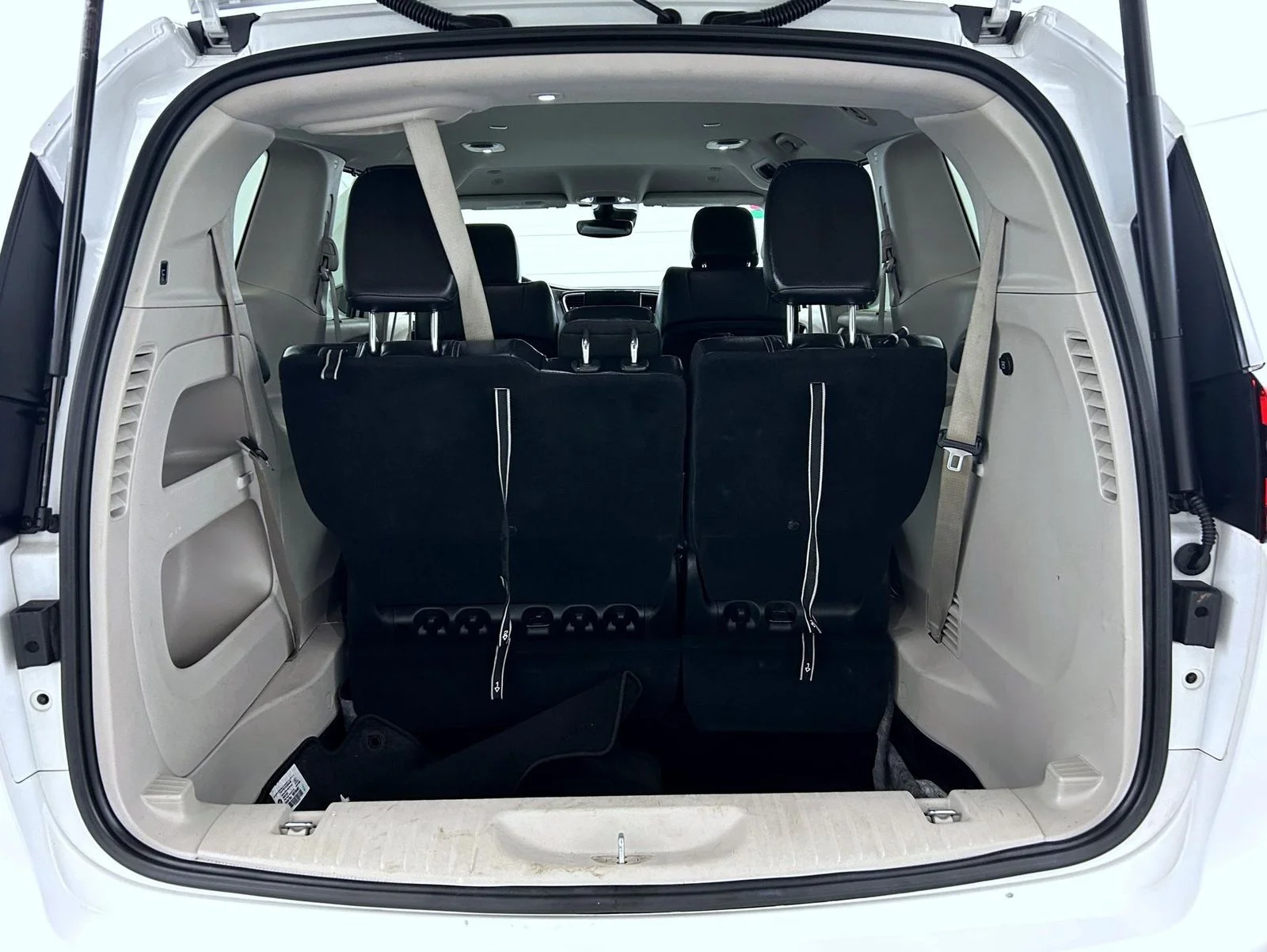 Used 2022 White Chrysler Touring L image 19