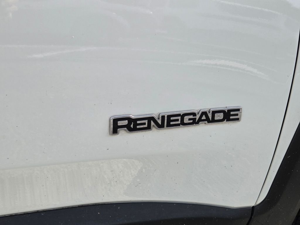 Certified Used 2022 White Jeep Latitude image 10