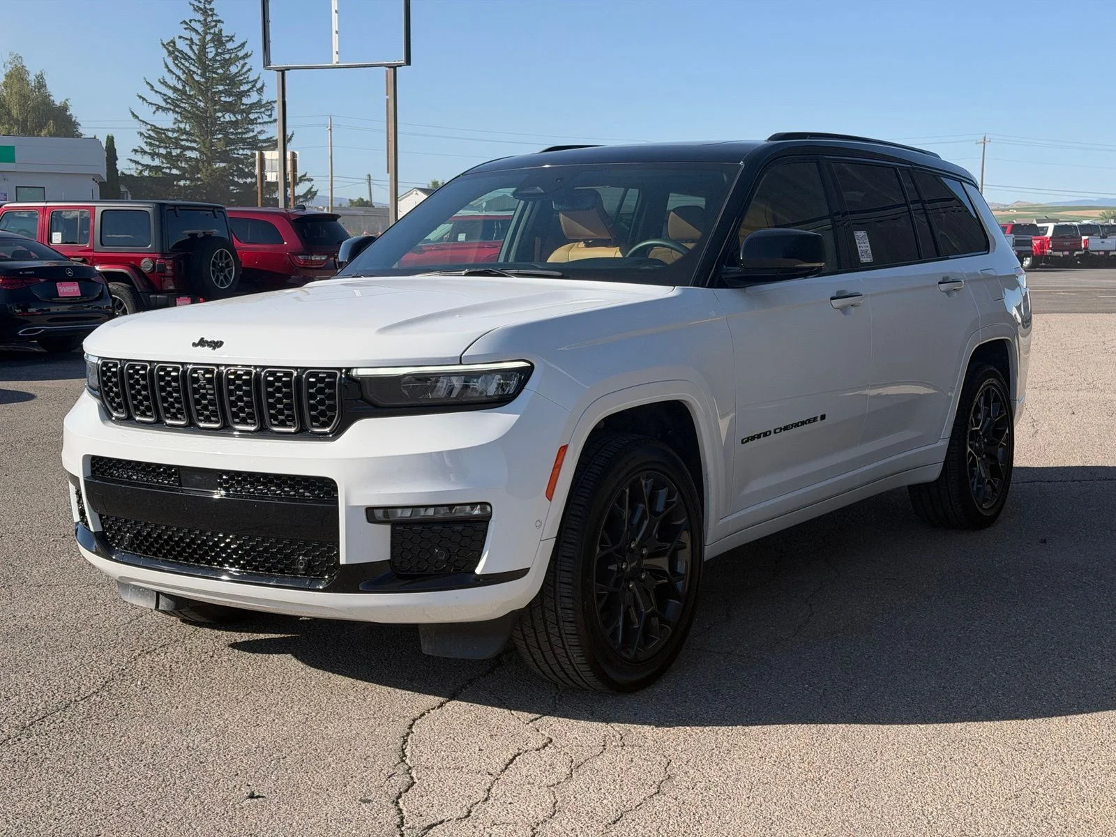 Used 2025 White Jeep Summit image 10