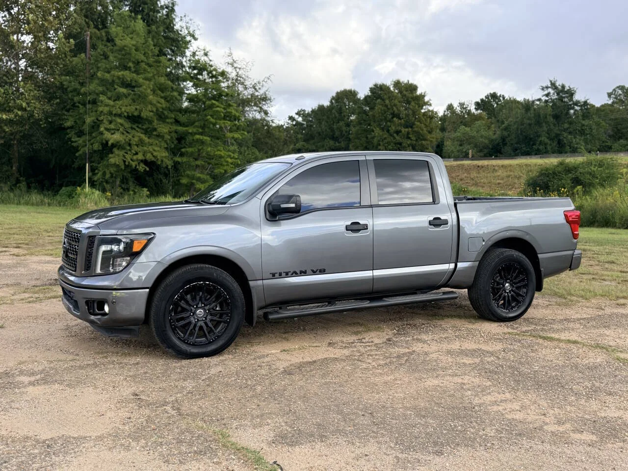 Used 2018 Gray Nissan SL 4x2 4dr Crew Cab image 1