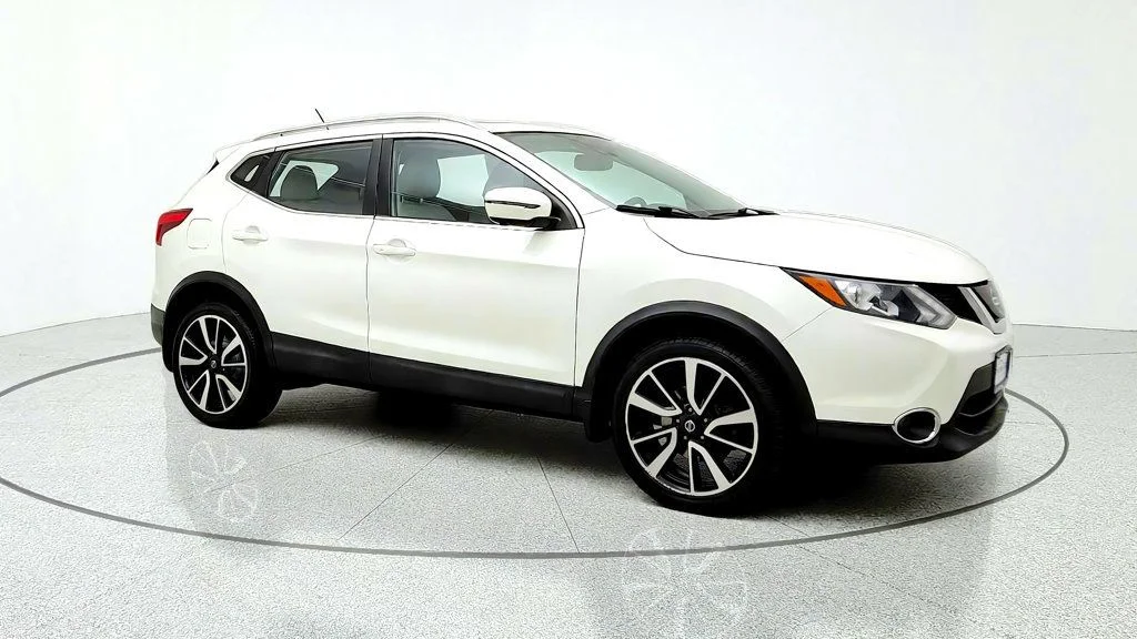 Used 2019 Pearl White Tricoat Nissan AWD SL w/ Premium Package, Moonroof & Bose Audio image 3