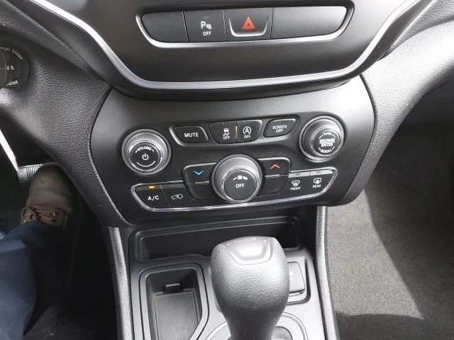 Used 2020 Blue Jeep Latitude image 14