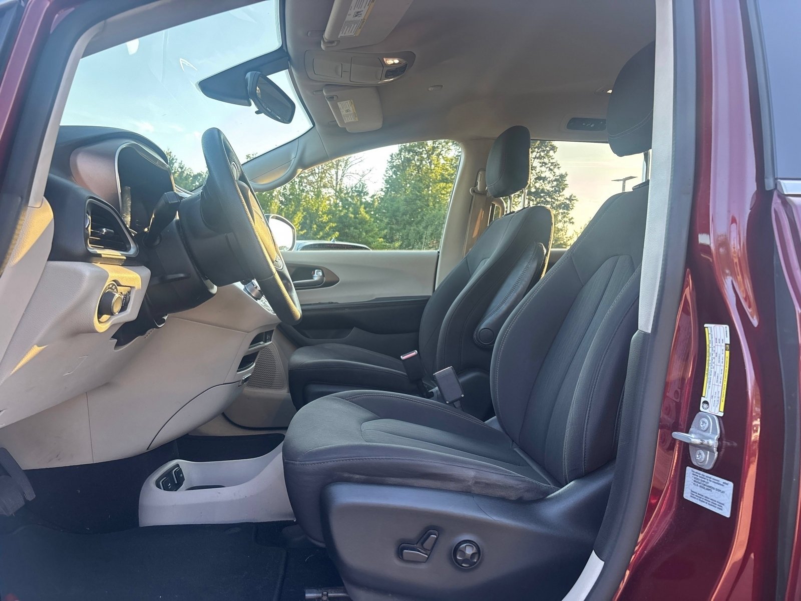 Used 2017 Velvet Red Pearlcoat Chrysler Touring image 5