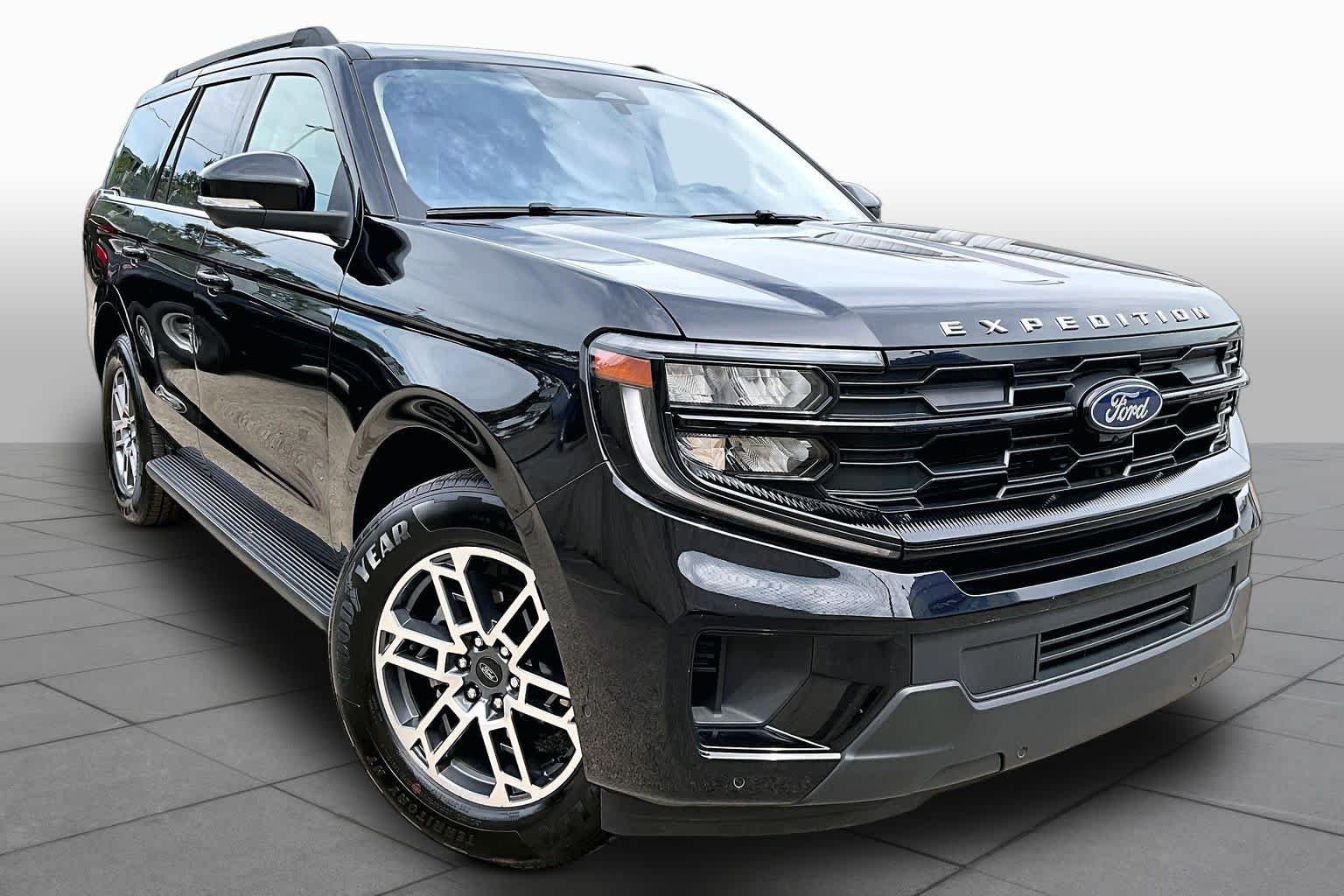 Used 2025 Agate Black Metallic Ford Active image 3