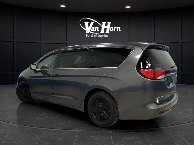 Used 2018 Granite Crystal Metallic Clearcoat Chrysler L image 3