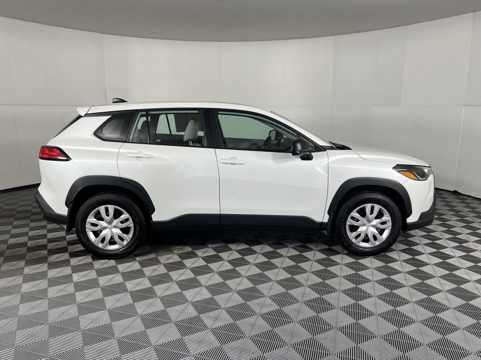 Used 2022 Wind Chill Pearl Toyota L image 17