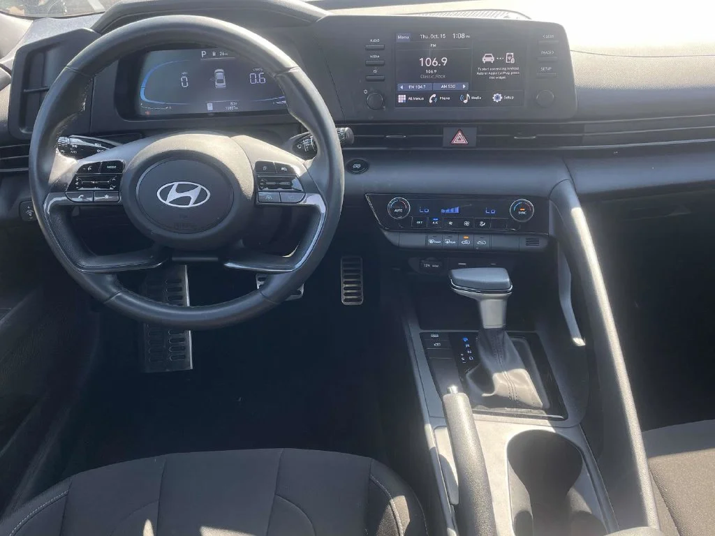 Used 2025 Red Hyundai SEL Sport image 3