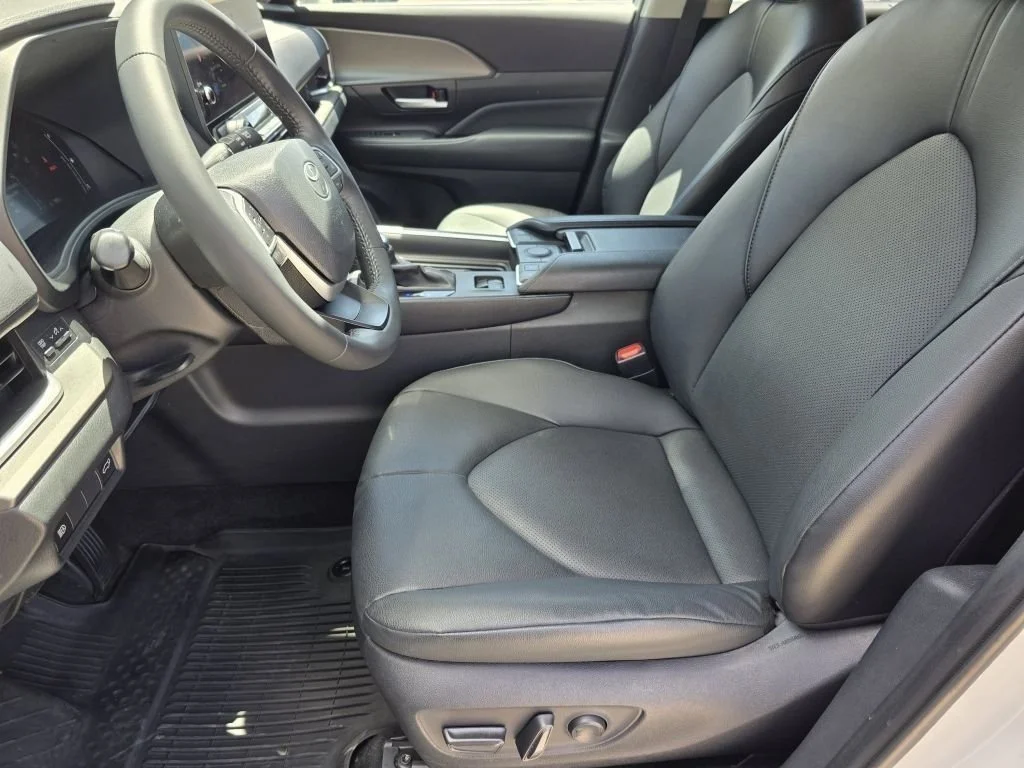 Used 2024 Wind Chill Pearl Toyota XLE image 32