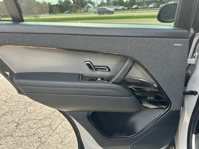 Used 2024 White Land Rover SE image 18