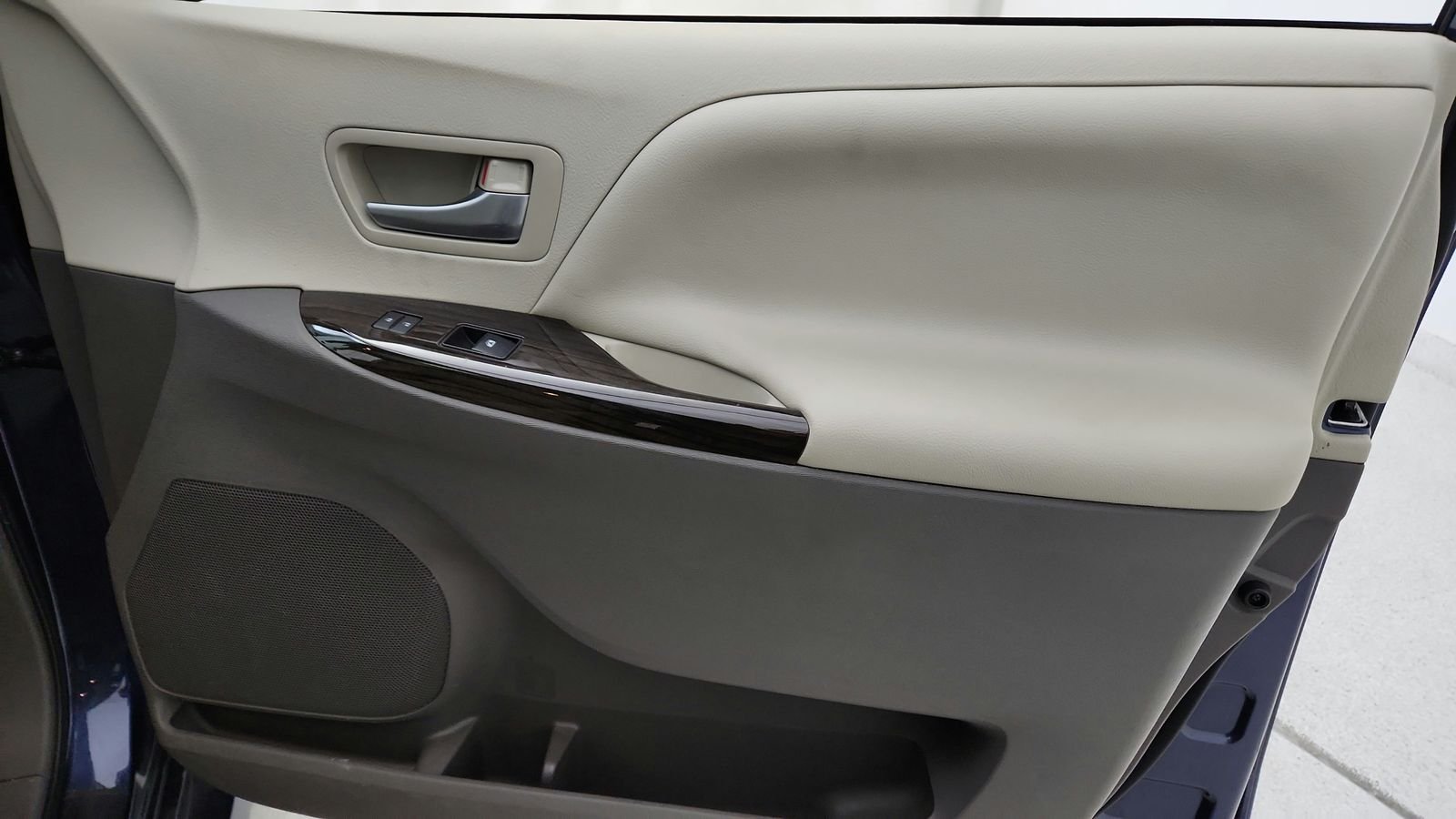 Used 2019 Beige Toyota XLE Premium image 43