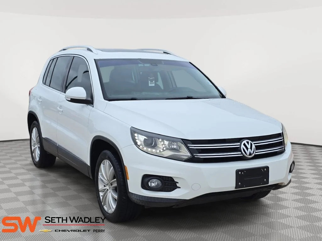Used 2016 White Volkswagen SE image 1