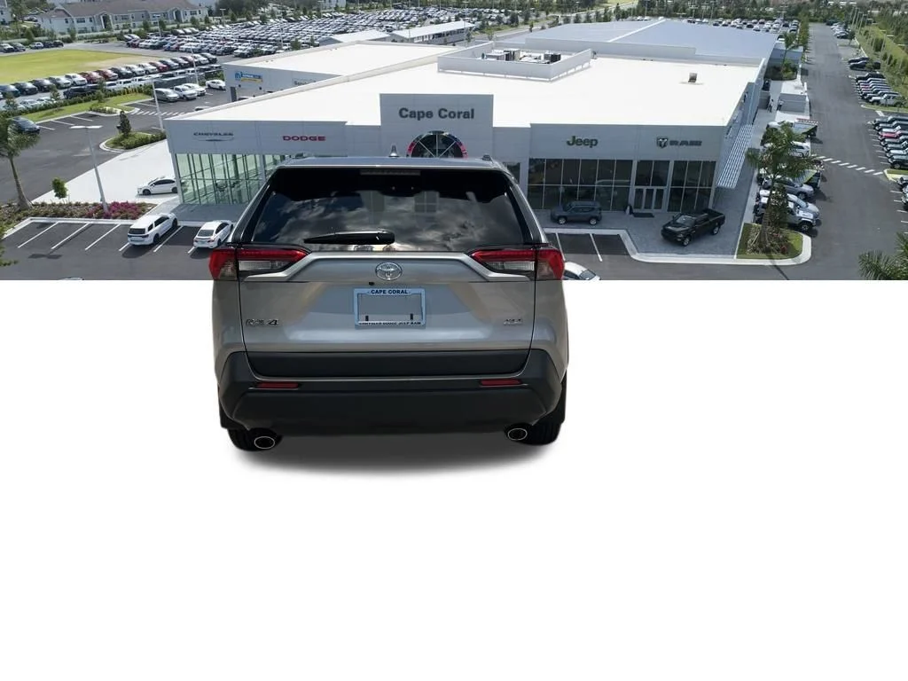 Used 2025  Toyota XLE image 19