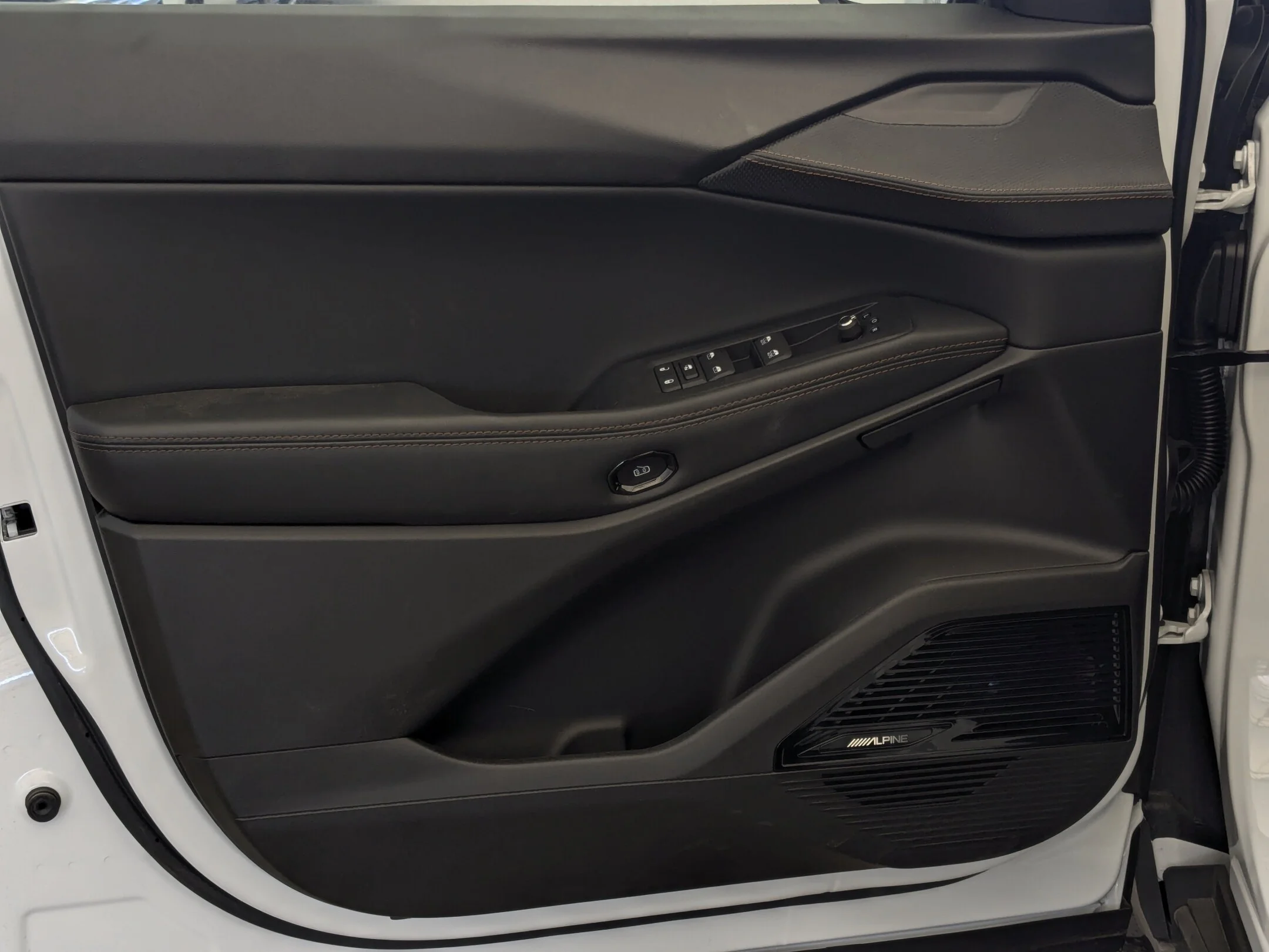 New 2026 White Jeep Limited - - Hybrid - Tech Grp - Uconnect 5 NAV - 9 Spkr Audio - Mopar Interior Pkg & More! image 12