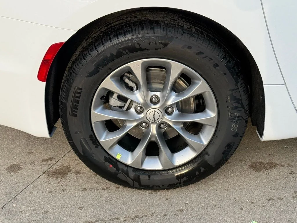 New 2026 Bright White Clear-Coat Exterior Paint Chrysler Limited image 10