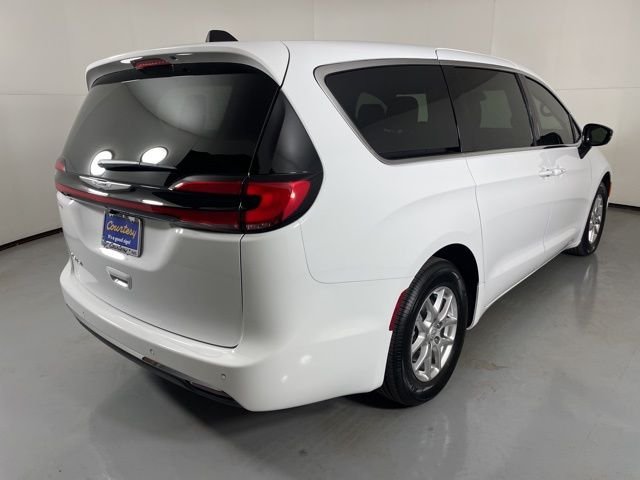 New 2026 Bright White Clear-Coat Exterior Paint Chrysler Select image 8