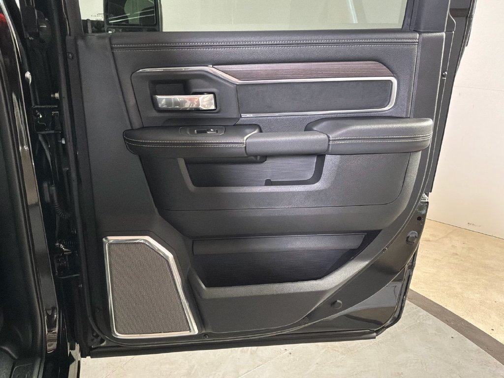 New 2027 Diamond Black Crystal Pearl-Coat Exterior Paint RAM Laramie image 19