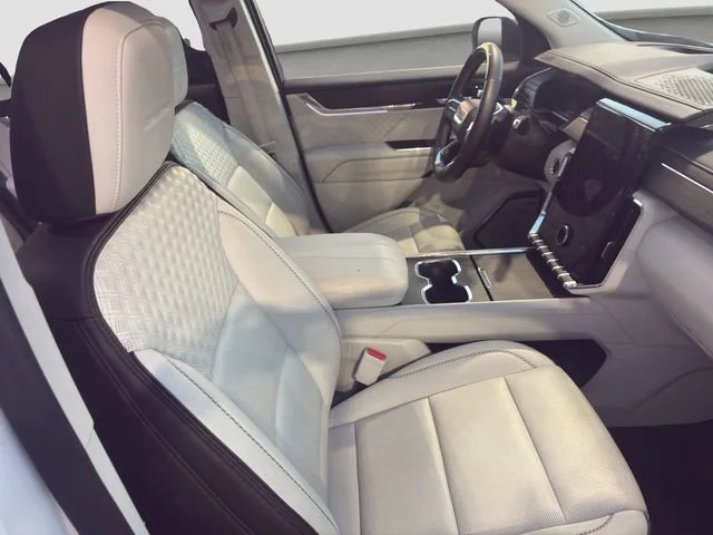 Used 2024 White Frost Tricoat GMC Denali image 9