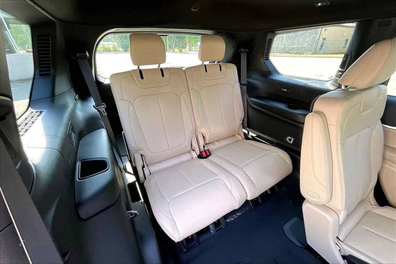 New 2026 Diamond Black Crystal Pearl-Coat Exterior Paint Jeep Limited image 21