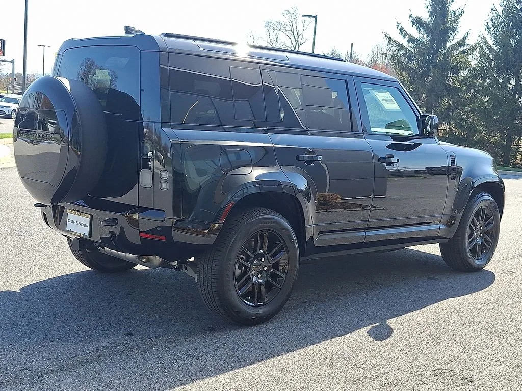 New 2026 Santorini Black Land Rover X-Dynamic SE image 3