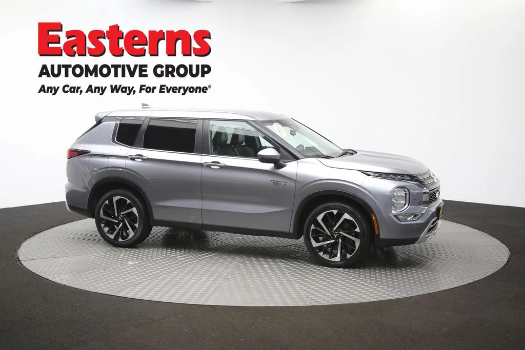 Used 2023 Silver Mitsubishi SE image 47