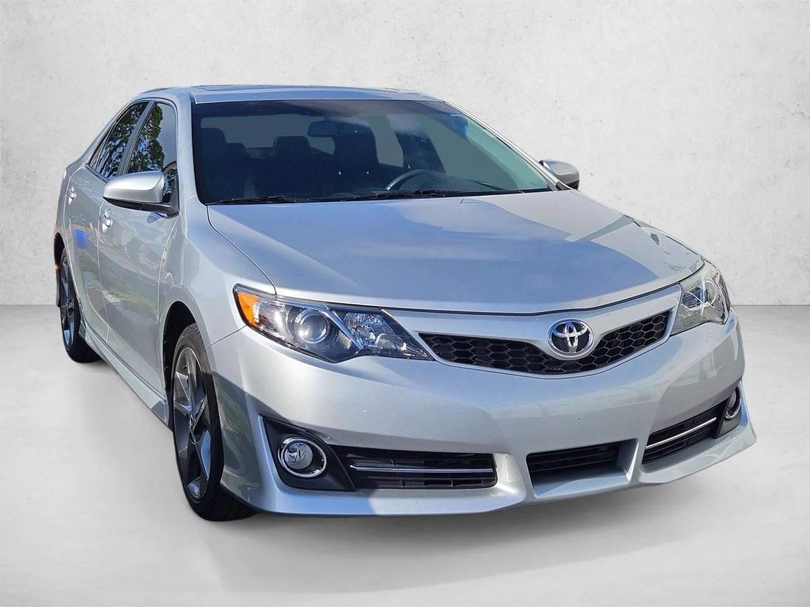 Used 2014 Classic Silver Metallic Toyota SE image 3