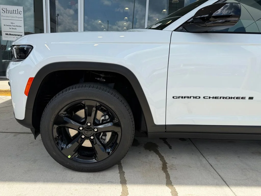 New 2026 Bright White Clear-Coat Exterior Paint Jeep Limited image 22