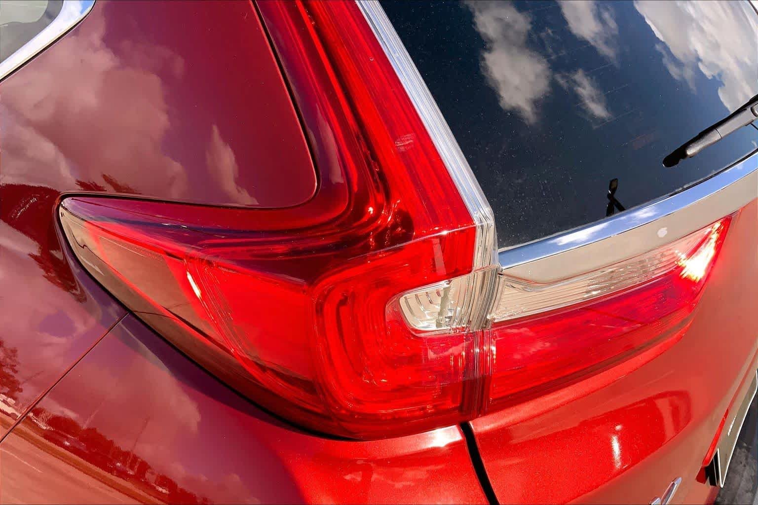 Used 2018 Basque Red Pearl II Honda Touring image 28
