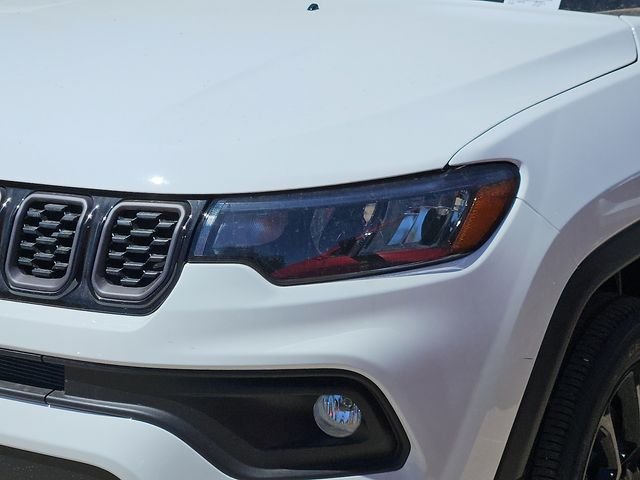 New 2026 Bright White Clear-Coat Exterior Paint Jeep Latitude image 3