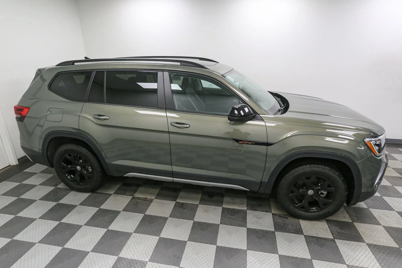 New 2026 Avocado Green Pearl Volkswagen 2.0T Peak Edition image 5