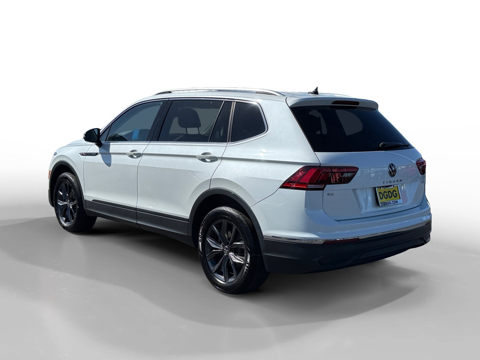 Used 2023 White Volkswagen SE image 3