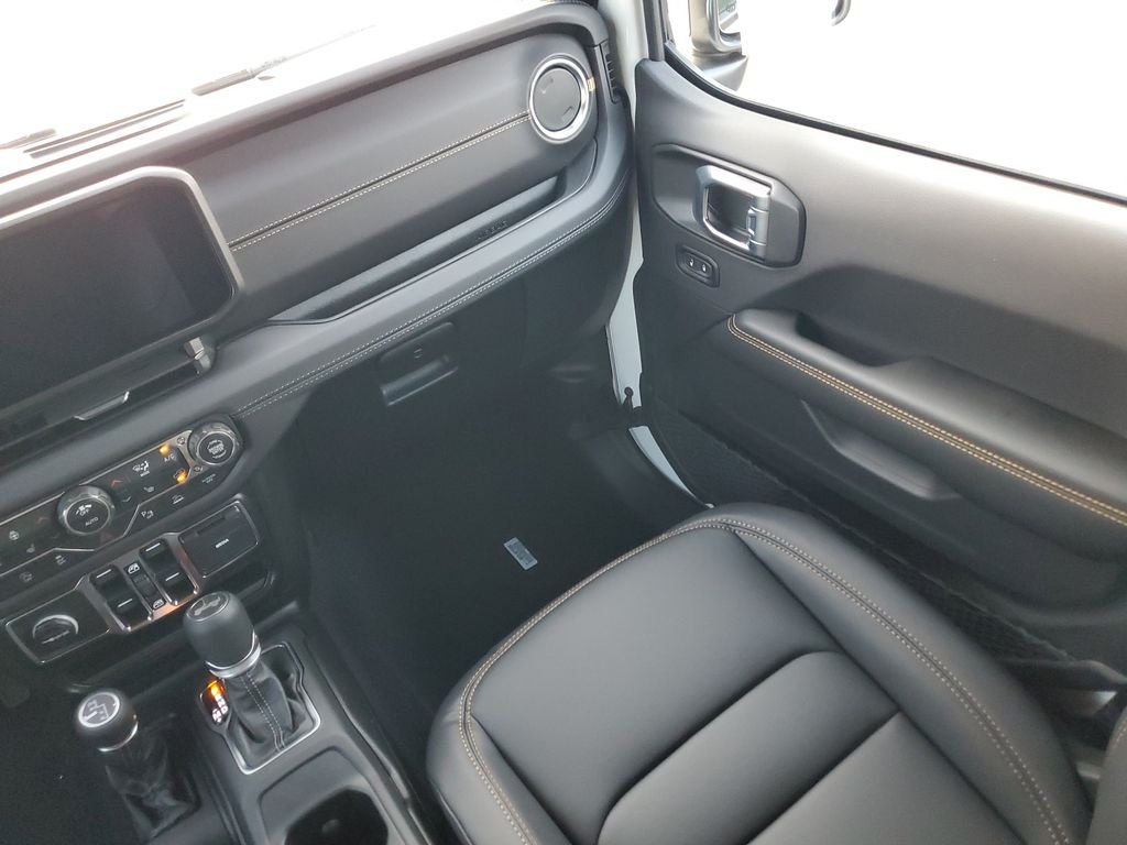 New 2026 Bright White Clear-Coat Exterior Paint Jeep Sahara image 18