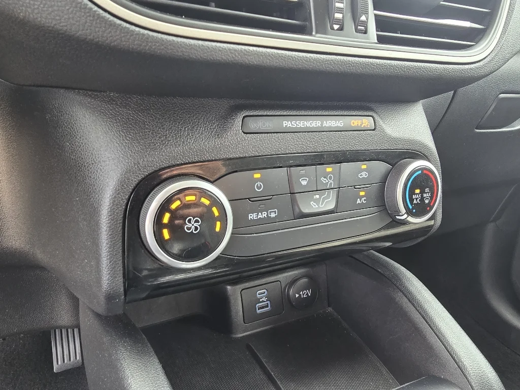 Used 2022 Agate Black Metallic Ford SE image 22